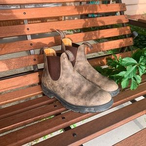Blundstone Chelsea Boots in Rustic Brown - size 9 fits like 8.5